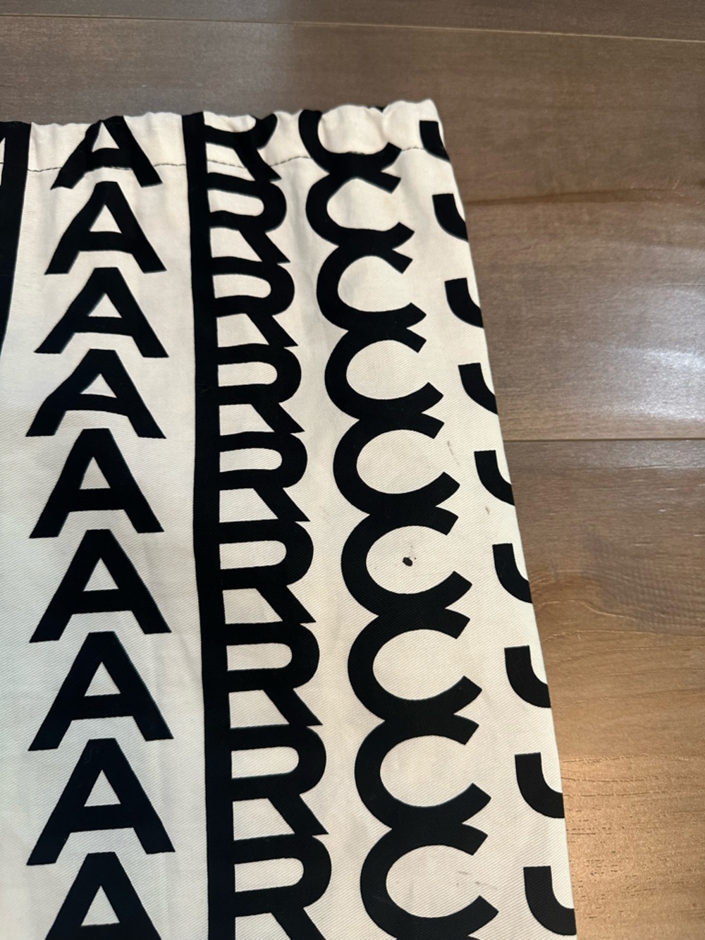 Marc Jacobs Black & White Graphic Drawstring Dust Bag - Picture 3 of 3